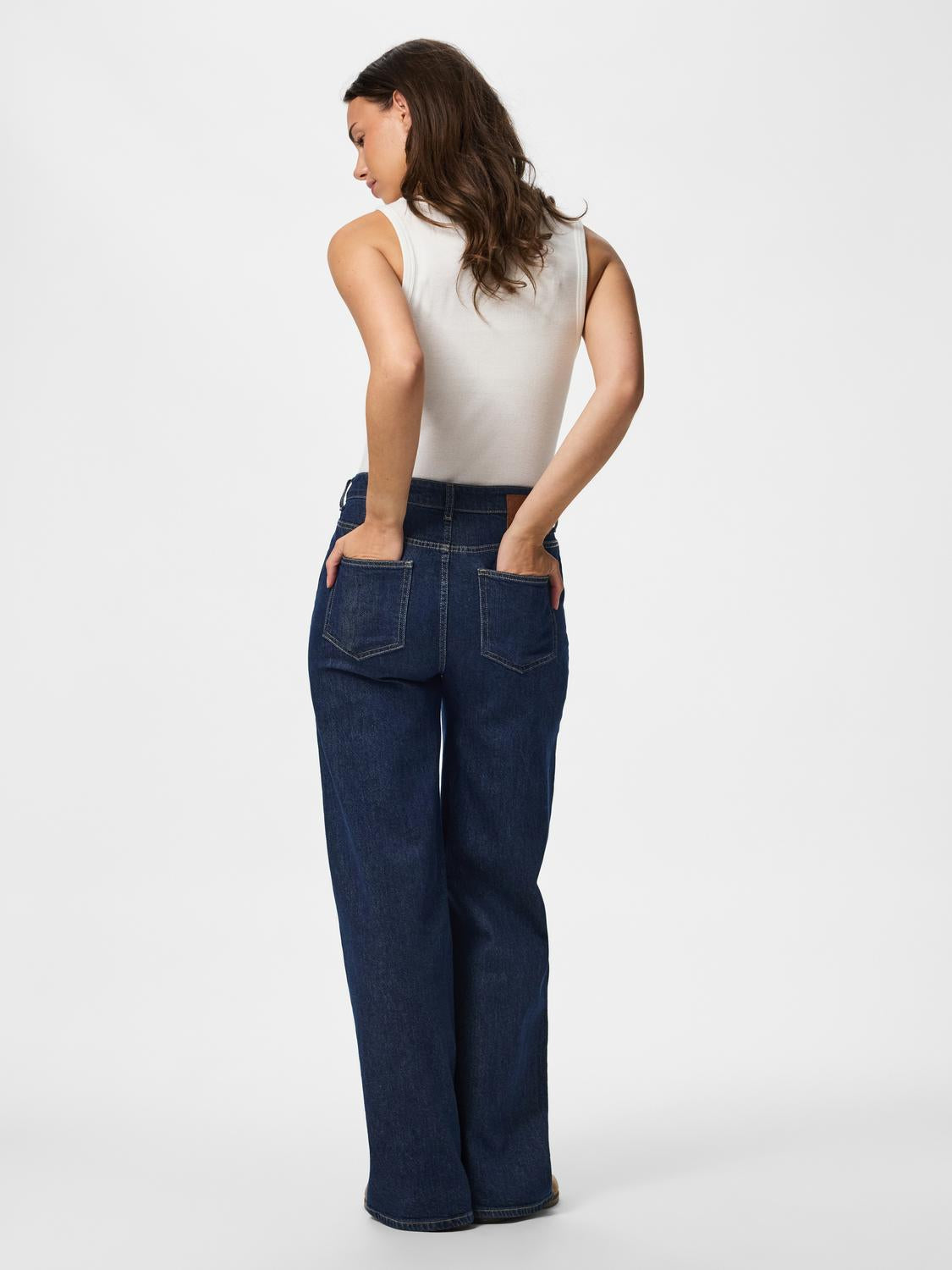model_shot-back